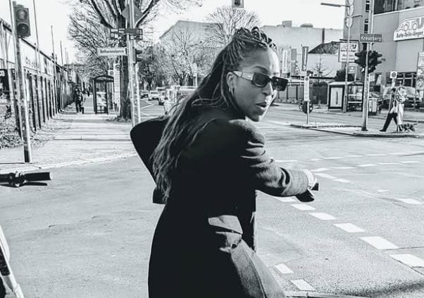 Wie is de partner van zangeres Charlotte Adigéry