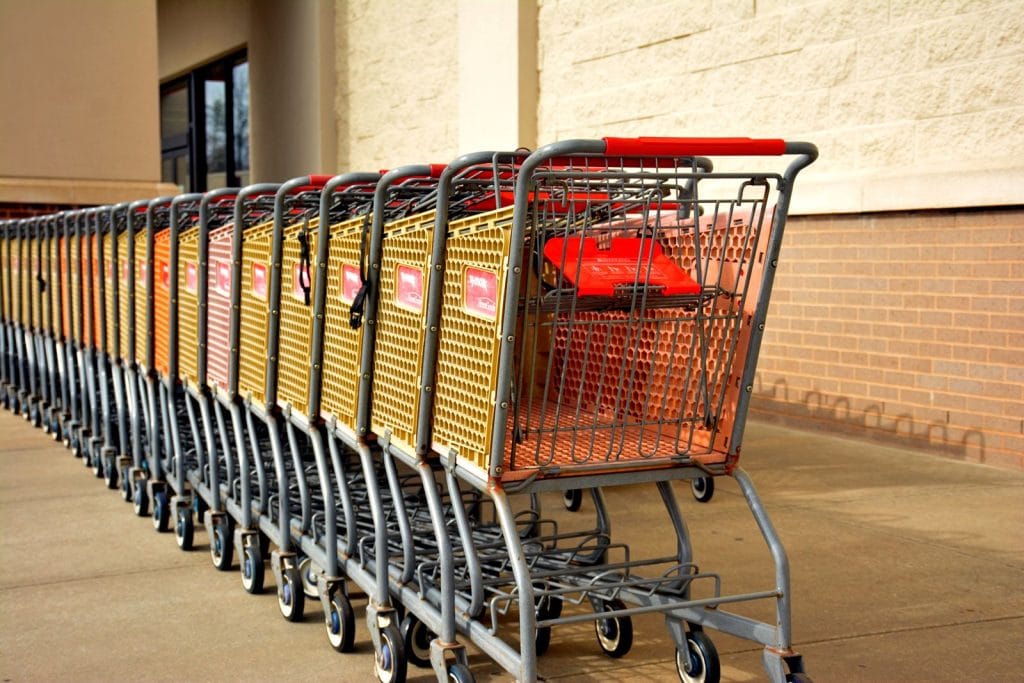 Rij winkelkarren voor de ingang van een winkel