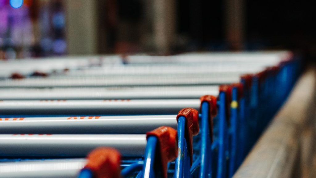 Winkelkarren bij een supermarkt in Geel