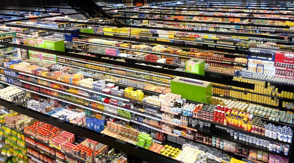 Winkelrekken vol producten van bovenaf gezien